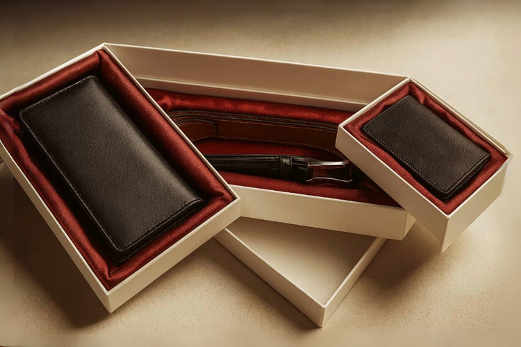 ست کادویی مردانه چرمی سه تکه شامل کیف پول جاکارتی و کمربند