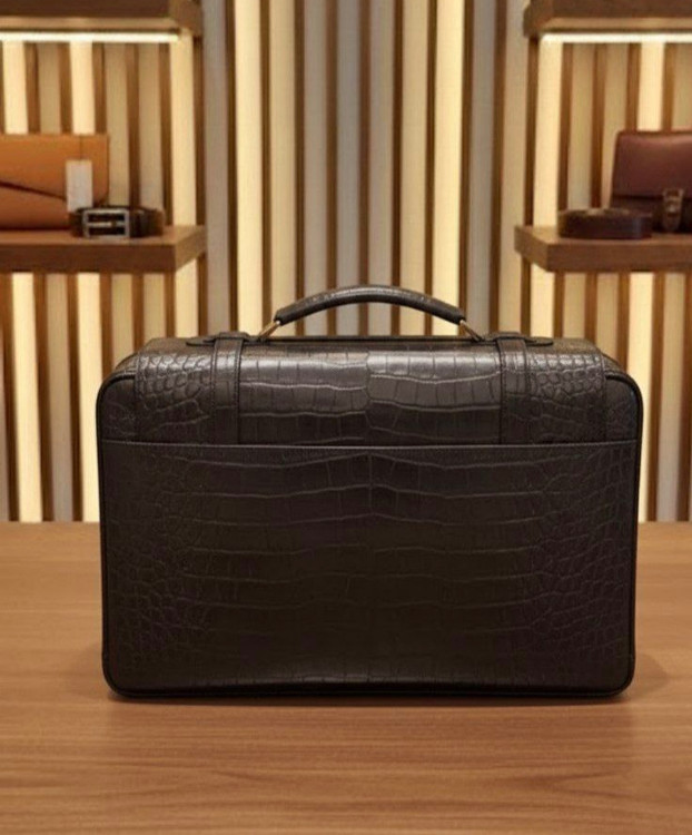 کیف اداری چرمی اسپرت مشکی با جای لپتاپ و جیبهای زیپی