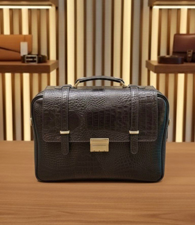 کیف اداری چرمی اسپرت مشکی با جای لپتاپ و جیبهای زیپی